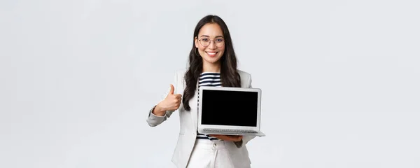 Vállalkozás, pénzügy és foglalkoztatás, sikeres női vállalkozók koncepciója. Professzionális ingatlan bróker mutatja házak ügyfelek laptop képernyőn, hogy hüvelykujj-up gesztus, ajánlom üzlet — Stock Fotó