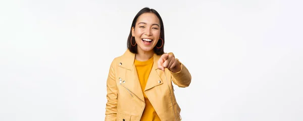 Felicidades, eres tú. Feliz hermosa mujer asiática riendo, señalando con el dedo a la cámara, eligiendo, invitando a la gente, reclutando, de pie sobre fondo blanco — Foto de Stock