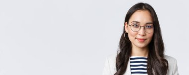İş, finans ve istihdam, başarılı kadın girişimciler konsepti. Gülümseyen profesyonel ofis müdürü, e-ticaret şirketinin CEO 'su memnun kamera görünümlü, beyaz arkaplan