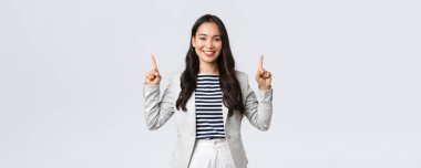 İş, finans ve istihdam, başarılı kadın girişimciler konsepti. Başarılı bir şekilde gülümseyen Asyalı iş kadını parmaklarını havaya kaldırıyor, emlakçı mükemmel bir teklif sunuyor.