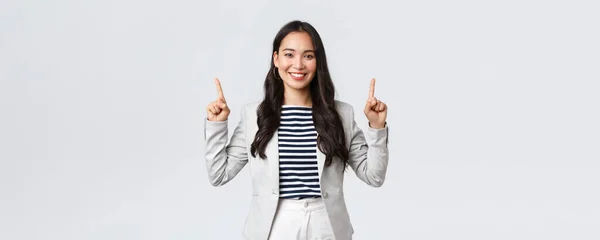 İş, finans ve istihdam, başarılı kadın girişimciler konsepti. Başarılı bir şekilde gülümseyen Asyalı iş kadını parmaklarını havaya kaldırıyor, emlakçı mükemmel bir teklif sunuyor. — Stok fotoğraf