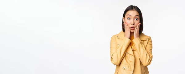 Immagine di donna asiatica che sembra sorpresa, reazione stupita, viso scioccato, in piedi su sfondo bianco — Foto Stock