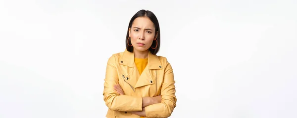 Imagem de menina asiática olhando com raiva e mágoa, olhando com chateado, ofendido expressão facial, de pé sobre fundo branco — Fotografia de Stock