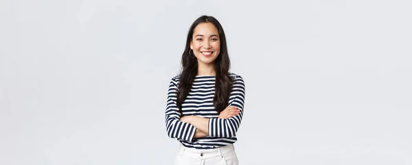 ライフスタイル、美しさとファッション、人々の感情の概念。若いアジア女性のオフィスマネージャー,白の背景に立って喜んで表情を持つCEO,胸の上に腕を組んで笑顔 — ストック写真