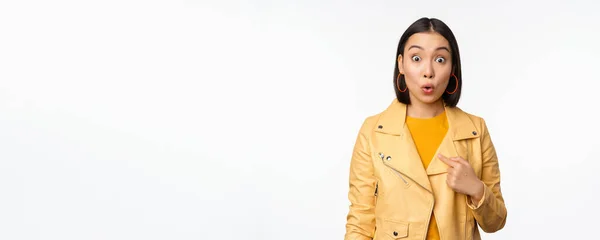 Porträt eines asiatischen Mädchens sieht überrascht aus, zeigt mit enthusiastischem erstaunten Gesichtsausdruck auf sich, steht vor weißem Hintergrund — Stockfoto