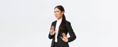 Asyalı hoşnutsuz iş kadını riskli önerilerden kaçınıyor, reddederek el sıkışıyor, iğrenç garip teklifi reddediyor. Satıcı kadın tiksinti ve uzaklaşma, beyaz arka plan