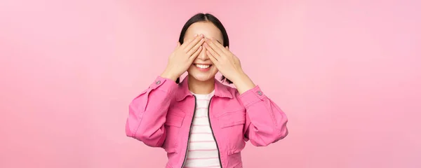 Sorpresa y celebración. Retrato de chica feliz asiática cerrar los ojos, esperando regalo, anticipando algo, de pie cegado contra el fondo del estudio —  Fotos de Stock