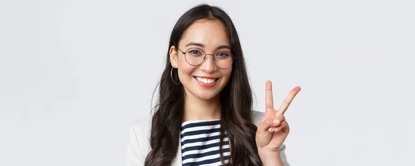 Business, finance and employment, female successful entrepreneurs concept. Close-up of friendly outgoing asian office employee showing peace sign and smiling optimistic, have all under control — Stock Photo, Image