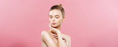 Güzellik kavramı - temiz taze cilt güzel kadınla yakın pembe studio. Cilt Bakımı yüz. Kozmetik.