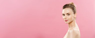 Cilt bakım kavramı - beyaz kadınla genç esmer kız mükemmel makyaj Fotoğraf kompozisyon büyüleyici. Pembe arka plan kopya alanı ile izole.