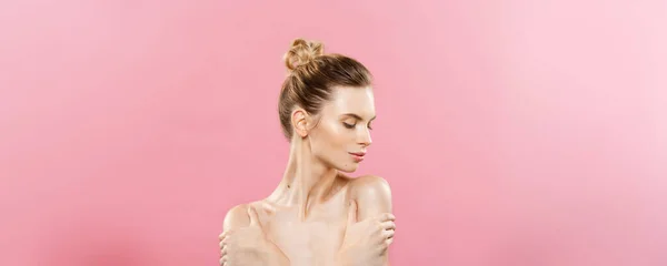 美丽的概念-美丽的白种女人与干净的皮肤, 自然化妆在明亮的粉红色背景与复制空间隔离. — 图库照片