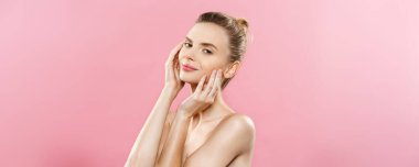 Güzellik cilt kavramı - güzel genç temiz taze cilt beyaz kadınla pembe studio arka plan ile uzağa bak. Kız Güzellik yüz bakımı. Yüz tedavi. Kozmetik, güzellik ve spa.