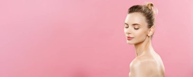 Cilt bakım kavramı - beyaz kadınla genç esmer kız mükemmel makyaj Fotoğraf kompozisyon büyüleyici. Pembe arka plan kopya alanı ile izole.