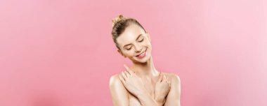 Güzellik Spa konsept - mükemmel yüz cildi portre ile beyaz kadın. Güzel esmer Spa boş kopya alanı gösterilen kız. Pembe studio arka plan üzerinde izole. Bir ürün teklif.