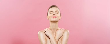 Güzellik kavramı - güzel beyaz bir kadın ile temiz cilt, doğal makyaj parlak pembe arka plan kopya alanı ile izole.