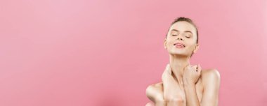 Güzellik Spa konsept - mükemmel yüz cildi portre ile beyaz kadın. Güzel esmer Spa boş kopya alanı gösterilen kız. Pembe studio arka plan üzerinde izole. Bir ürün teklif.