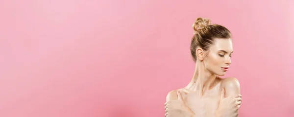 美丽的概念-美丽的白种女人与干净的皮肤, 自然化妆在明亮的粉红色背景与复制空间隔离. — 图库照片