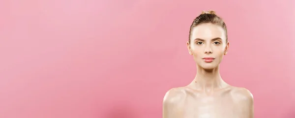 皮肤护理概念-迷人的年轻白种女人与完美的化妆照片组成的黑发女孩。在粉红色背景上与复制空间隔离. — 图库照片