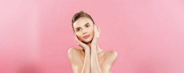 Güzellik kavramı - güzel beyaz bir kadın ile temiz cilt, doğal makyaj parlak pembe arka plan kopya alanı ile izole.