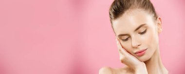 Güzellik cilt kavramı - güzel genç temiz taze cilt beyaz kadınla pembe studio arka plan ile uzağa bak. Kız Güzellik yüz bakımı. Yüz tedavi. Kozmetik, güzellik ve spa.