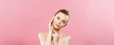 Güzellik kavramı - temiz taze cilt güzel kadınla yakın pembe studio. Cilt Bakımı yüz. Kozmetik.