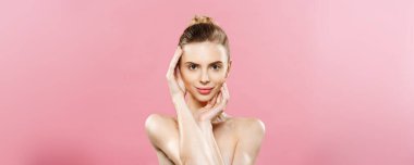 Güzellik Spa konsept - mükemmel yüz cildi portre ile beyaz kadın. Güzel esmer Spa boş kopya alanı gösterilen kız. Pembe studio arka plan üzerinde izole. Bir ürün teklif.