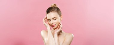 Güzellik Spa konsept - mükemmel yüz cildi portre ile beyaz kadın. Güzel esmer Spa boş kopya alanı gösterilen kız. Pembe studio arka plan üzerinde izole. Bir ürün teklif.