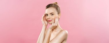 Güzellik Spa konsept - mükemmel yüz cildi portre ile beyaz kadın. Güzel esmer Spa boş kopya alanı gösterilen kız. Pembe studio arka plan üzerinde izole. Bir ürün teklif.