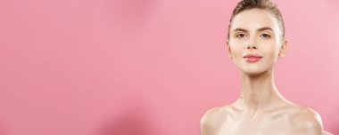 Güzellik Spa konsept - mükemmel yüz cildi portre ile beyaz kadın. Güzel esmer Spa boş kopya alanı gösterilen kız. Pembe studio arka plan üzerinde izole. Bir ürün teklif.