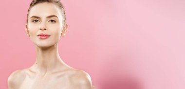 Güzellik Spa konsept - mükemmel yüz cildi portre ile beyaz kadın. Güzel esmer Spa boş kopya alanı gösterilen kız. Pembe studio arka plan üzerinde izole. Bir ürün teklif.