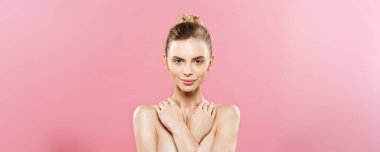 Güzellik Spa konsept - mükemmel yüz cildi portre ile beyaz kadın. Güzel esmer Spa boş kopya alanı gösterilen kız. Pembe studio arka plan üzerinde izole. Bir ürün teklif.