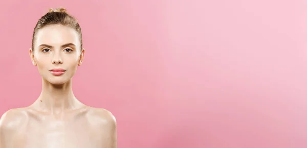 Skin Care koncepciót - bájos fiatal kaukázusi nő, Fénykép összetétele tökéletes smink barna lány. Elszigetelt rózsaszín háttér-val másol hely. — Stock Fotó