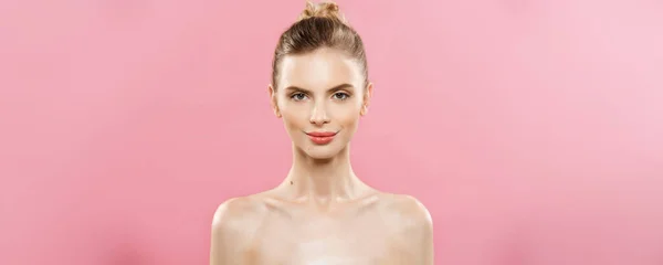 Ομορφιά Concept - εσωτερικη πορτρέτο του ελκυστική Καυκάσιος κορίτσι με φυσικό δέρμα ομορφιά που απομονώνονται σε ροζ φόντο με αντίγραφο χώρου. — Φωτογραφία Αρχείου