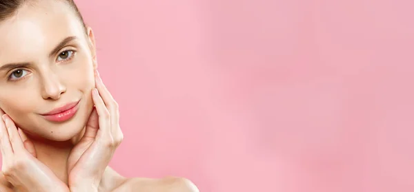 Koncepcja uroda - blisko do portretu atrakcyjny dziewczynka kaukaski ze skóry naturalne piękno na różowym tle z miejsca kopiowania tle. — Zdjęcie stockowe