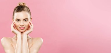 Güzellik Spa konsept - mükemmel yüz cildi portre ile beyaz kadın. Güzel esmer Spa boş kopya alanı gösterilen kız. Pembe studio arka plan üzerinde izole. Bir ürün teklif.