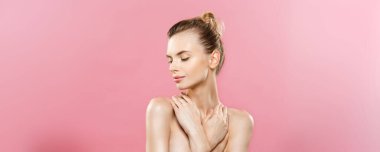 Güzellik cilt kavramı - güzel genç temiz taze cilt beyaz kadınla pembe studio arka plan ile uzağa bak. Kız Güzellik yüz bakımı. Yüz tedavi. Kozmetik, güzellik ve spa.