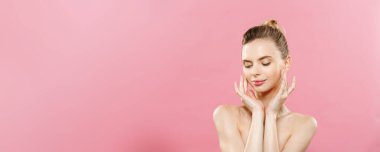 Güzellik kavramı - temiz taze cilt güzel kadınla yakın pembe studio. Cilt Bakımı yüz. Kozmetik.