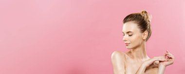 Güzellik cilt kavramı - güzel genç temiz taze cilt beyaz kadınla pembe studio arka plan ile uzağa bak. Kız Güzellik yüz bakımı. Yüz tedavi. Kozmetik, güzellik ve spa.
