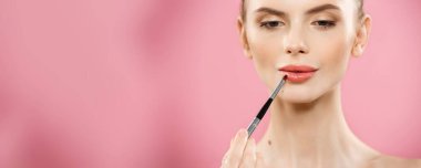 Güzellik kavramı - pembe Studio arka plan üzerinde poz uzun saç ve kırmızı dudaklı beyaz kadın mutlu moda.