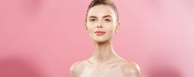 Güzellik Spa konsept - mükemmel yüz cildi portre ile beyaz kadın. Güzel esmer Spa boş kopya alanı gösterilen kız. Pembe studio arka plan üzerinde izole. Bir ürün teklif.