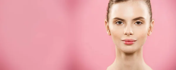 Conceito de beleza - Close-up Retrato de menina caucasiana atraente com beleza pele natural isolada no fundo rosa com espaço de cópia . — Fotografia de Stock