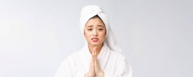 Güzel kadınlar el ele tutuşup dua ederek cilt sağlığıyla ilgilenirler. Beyaz arka planda güzel bir kız.