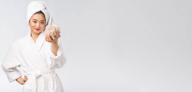 Asyalı kadın duştan memnun. Stüdyo konsepti