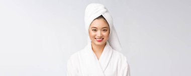 Spa derili güzel Asyalı kadın duş tedavisinden sonra saçlarını havluyla kurutuyor. Güzel çok ırklı genç kız yumuşak tene dokunuyor..