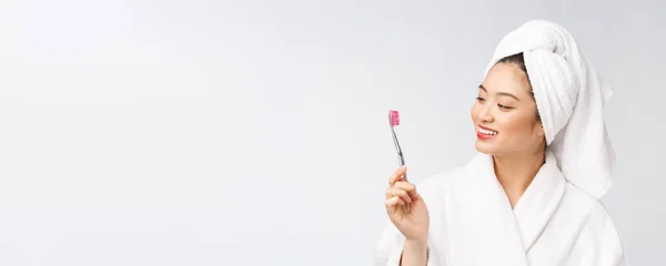 Zamknij się z uśmiechem kobieta szczotki zęby. idealne dla zdrowia opieki stomatologicznej koncepcji, na białym tle nad białym tle. azjatycki. — Zdjęcie stockowe