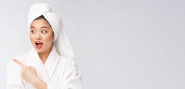 Çekici, genç ve güzel bir kadın işaret ediyor. Çekici güzel kız sürpriz, mutluluk ve aşk alır bir ürün, marka, hizmet.