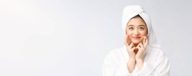 Spa derili güzel Asyalı kadın duş tedavisinden sonra saçlarını havluyla kurutuyor. Güzel çok ırklı genç kız yumuşak tene dokunuyor.