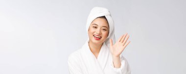 Spa derili güzel Asyalı kadın duş tedavisinden sonra saçlarını havluyla kurutuyor. Güzel çok ırklı genç kız yumuşak tene dokunuyor.
