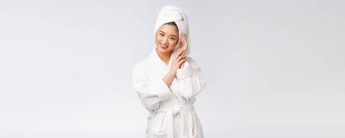 Bornozlu mutlu bir Asyalı kadının portresi. Beyaz arka planda izole edilmiş..