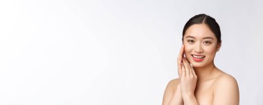 Güzel Asyalı kadın makyaj malzemesi, el, yanak ve gülümseme, güzel yüz, beyaz arka planda izole edilmiş sağlıkla mükemmel..